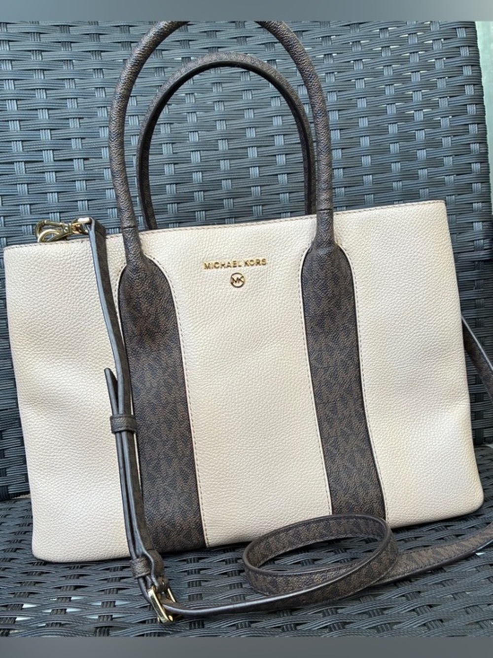 MICHAEL KORS BAG,Authentic Michael Kors Crossbody Bag.